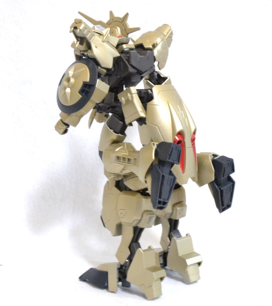 変形途中(4脚→2脚)馬の背中を2つ折りにして後ろ脚を2脚時の前脚位置へ持っていきつつ、4脚前脚の軸をリンク機構で背中に持ち上げながら膝を折ります。