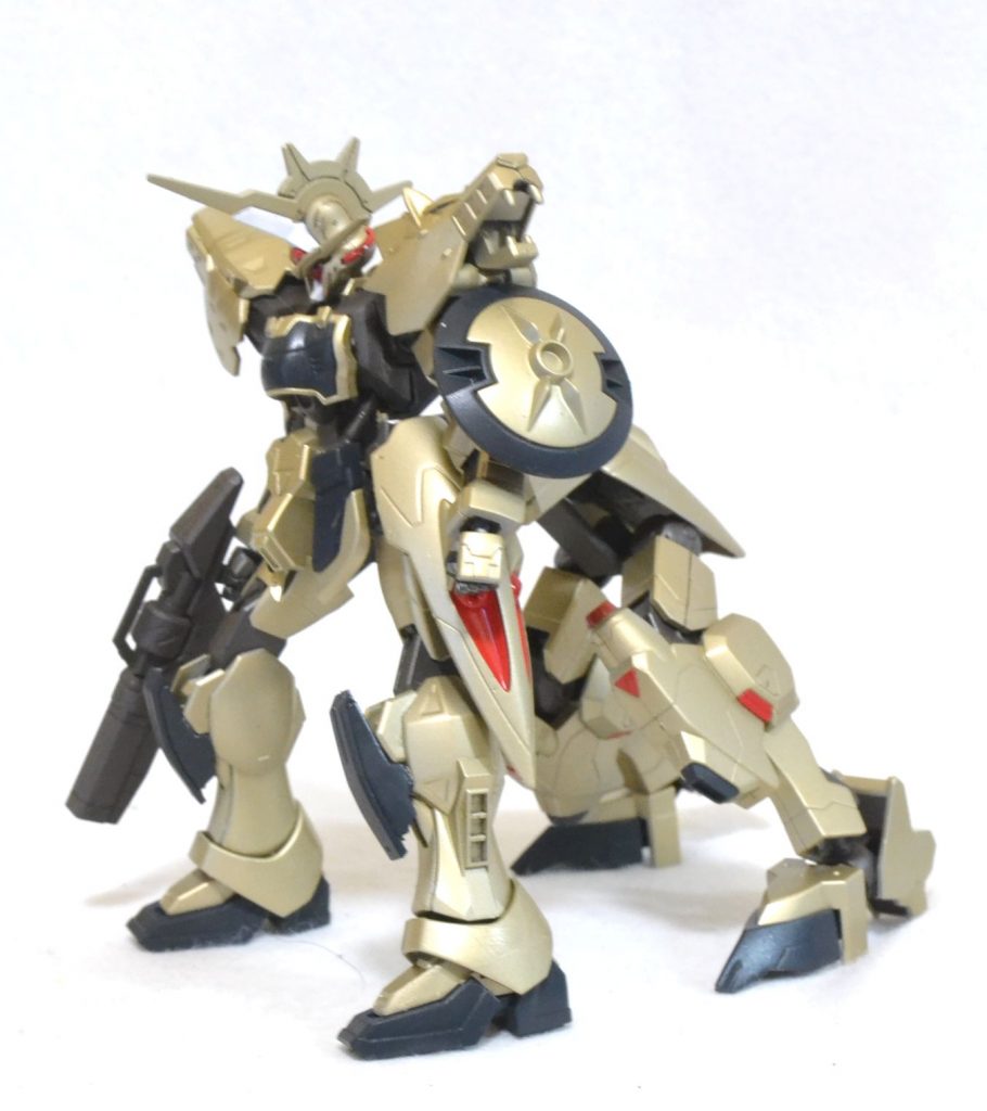 4脚横から右手に持っているのはビームショットガン。