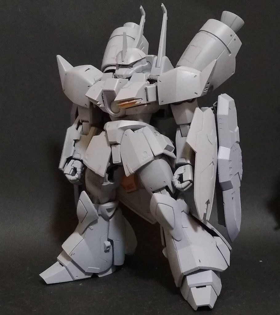 見てのとおり大きな改造はしてないのでいきなりサフ画像腕はゲルググそのまま、脚は太ももと膝だけゲルググにして他はガルバルディリベイクです。胴体はフロントアーマーをリベイクの余剰パーツであるガルバルディβに変えた以外はリベイクです。