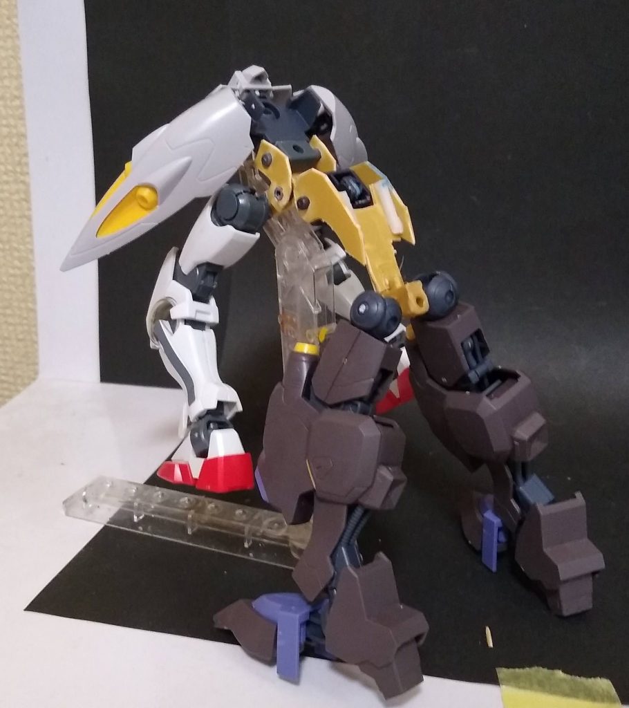 リンク機構ギリギリまで薄くしないと股が開いてしまうのでプラ板を使用してますが、正直耐久性はありません。すでに何回も折れました。