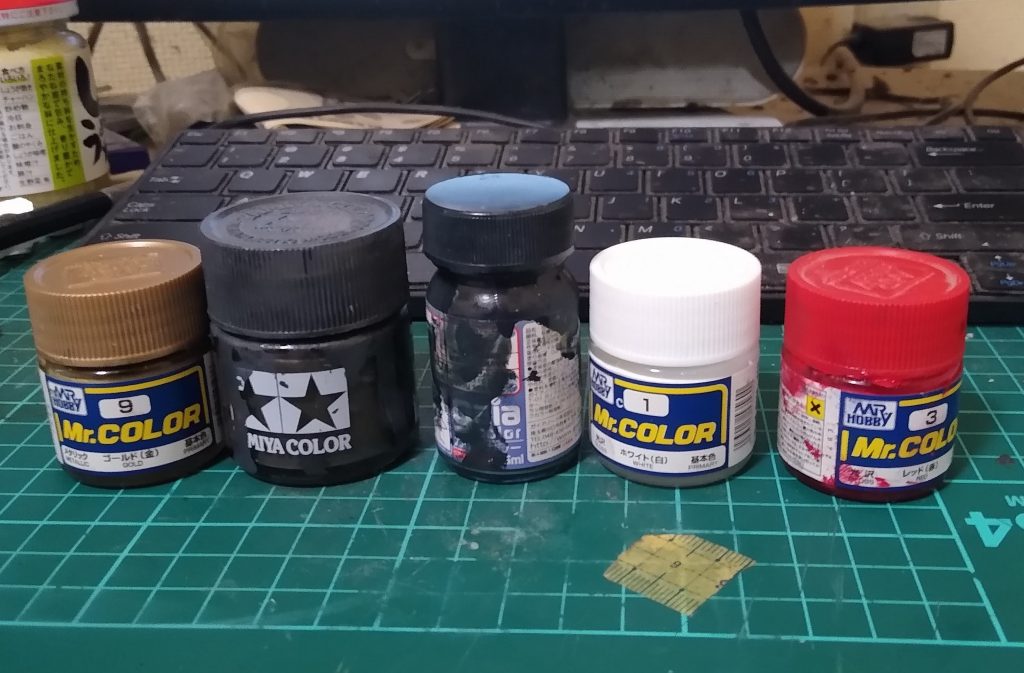 カラーレシピ本体金色:クレオスのゴールド+シルバー+クリアイエロー関節武器:黒鉄色+マホガニーその他白など胸部スリッパ:ガイアノーツミッドナイトブルー