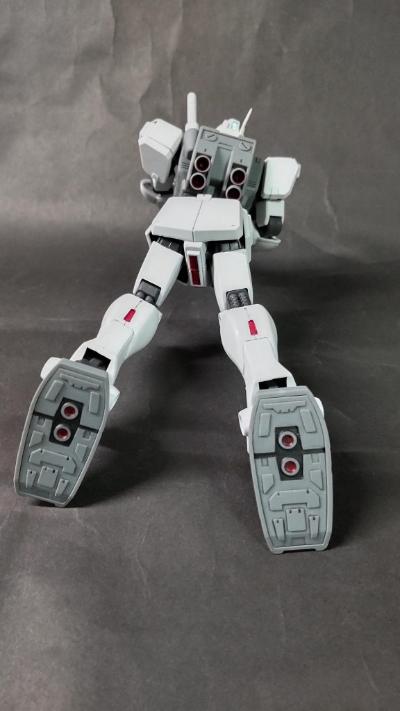 足裏とか。今回は全身の合わせ目消しと、肩の位置調整、手首の交換、腹部、足首の可動範囲拡大を行っております。また、肘関節を意図的に少し緩めに指すことで、長めに見せてます。装甲裏を先に黒で塗りつぶしたのですが、接着剤によって表面まではみ出てしまったので、合わせ目には似た色の塗料を塗ってリカバリーしました。