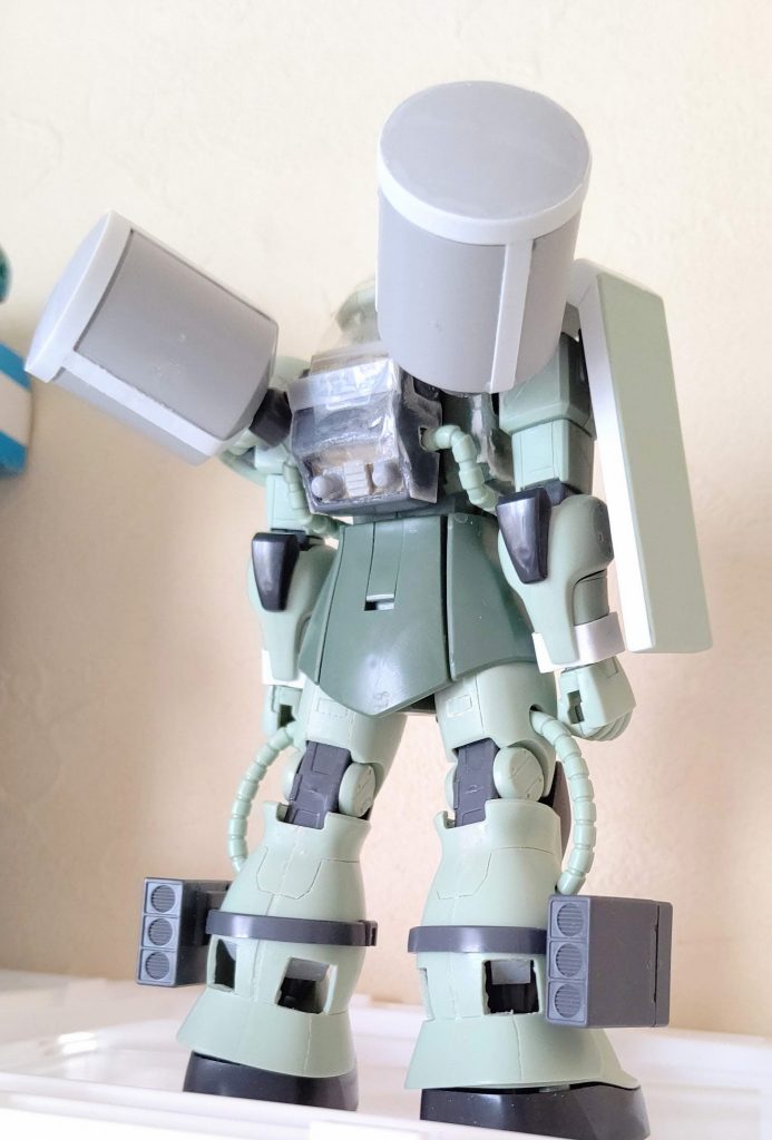 シールドのＬ字の角を取ったのですがあまりわからないですね(^_^;)脚部はバーニア追加の為に穴を空けてます。