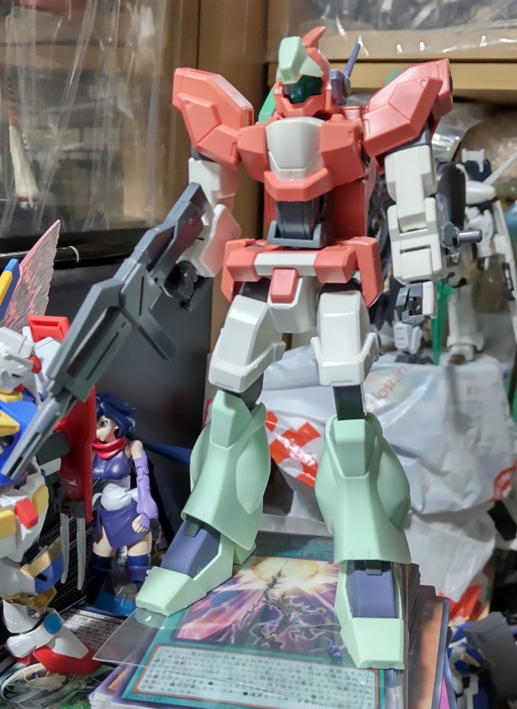 作り始めはこんな感じでした。カラーリングをどうしようか迷っていた所に、動画サイトで適当に見ていたメタルヒーローシリーズの映像を見て、これだ!という事で今回の作品が生まれました。