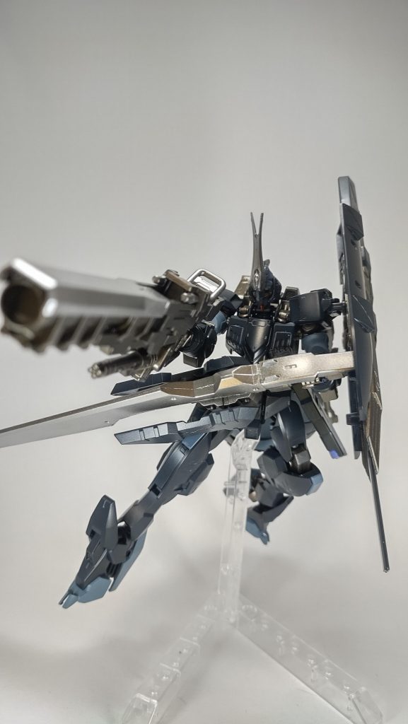 あくまで模して作られているので機体自体の出力はガンダムフレームに劣る。それを補うため様々な武装を装備している。
