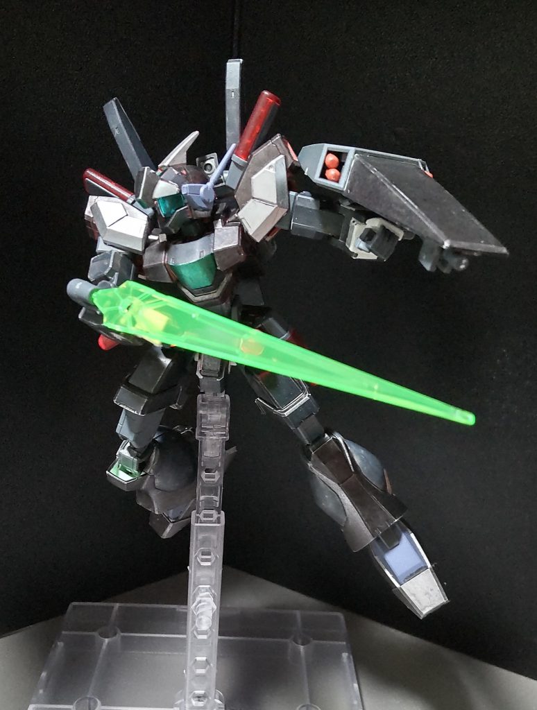 ・レーザーブレード右腕に装着されている装置から展開する高出力のエネルギー状の剣。本機の最強武器で、トドメをさす際にこの武器がよく使われる。