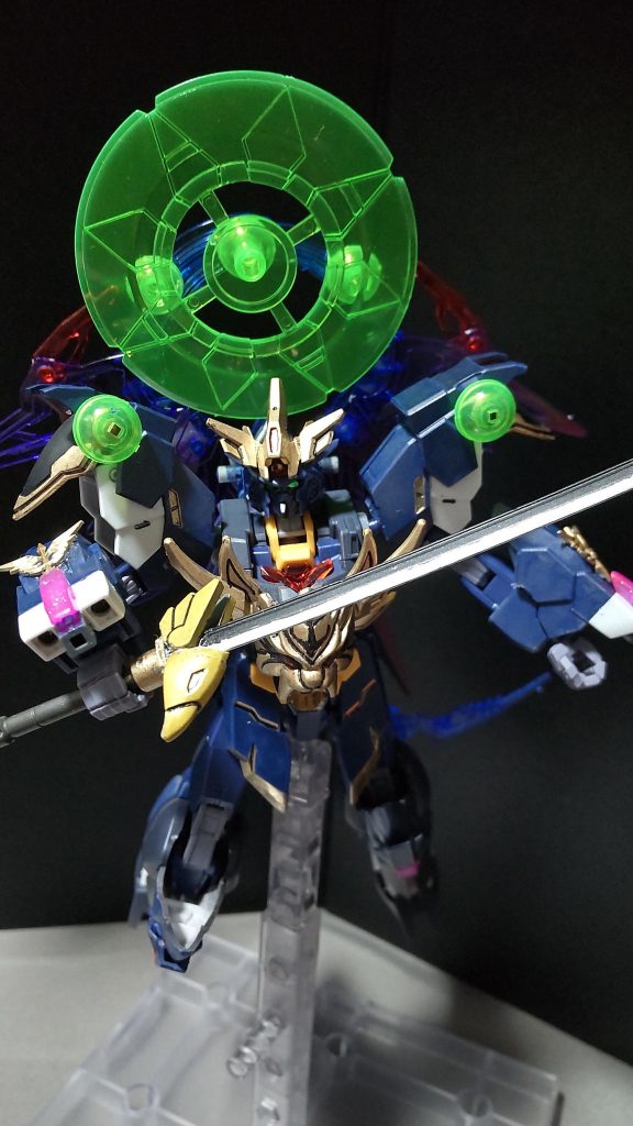 輪光の緑色のクリアパーツの上には接続口があるので、こういう魔法陣パーツなどを付けたりできます。※いずれも30MMのエフェクトパーツセットの魔法シリーズより使用しています。