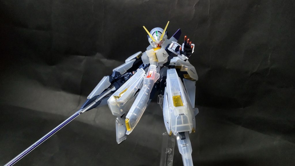 キラッとアクセントになるよう、フレームのモールドや外装の突起にガンダムマーカーメッキシルバーを塗ってみました。黄色の足りないとこはゴールドです。