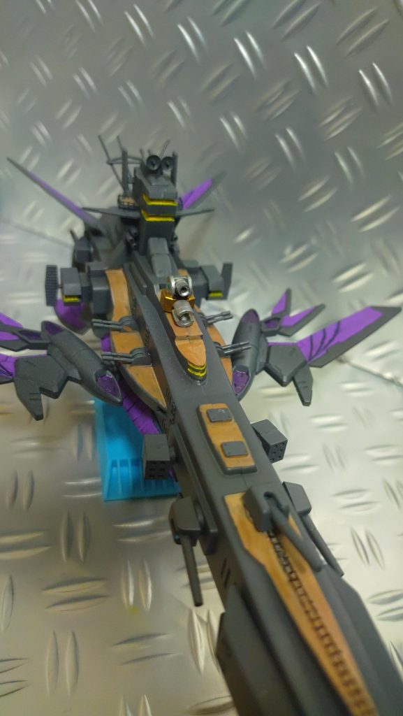 ギミックは少ないけど各単装砲と2連主砲とセイルウィングが可動します