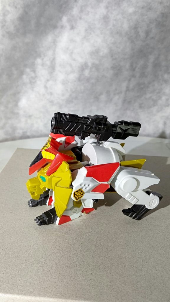 必殺技の【ハイパー獅子の牙】を放つライオン形態。キャプテンはこの後、グリフォンに変形するキャプテンF91に強化。そしてファイナルフォーミュラーにジョグレス進化します。スペリオルドラゴンといい「光と闇が合わさって最強に見える!」の先駆者よ。