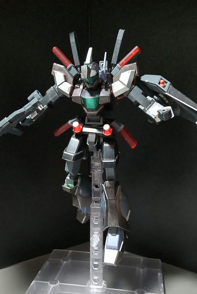 ・メルティングサイレンこの機体の特殊装備で、彼がメタルポリスと呼ばれる由縁にもなっている。6基のパトランプによる特殊な音波で広範囲の波状攻撃を行い、周囲の機体の特殊武装をしばらくの間、無効化してしまう。その効果というのが、以下の通り・Iフィールドやビームシールド、アルテミスの傘、陽電子リフレクターなどバリア関連の解除・サイコミュ兵器やファング等の無力化・ハイパージャマーやミラージュコロイド等、隠れている状態の強制解除・ブレイクデカール等によるチート行為の無効化※元ネタは勇者王ガオガイガーのビッグボルフォッグの同名の技より。原作でもバリア無効化があるので、要所要所で重宝されていました。