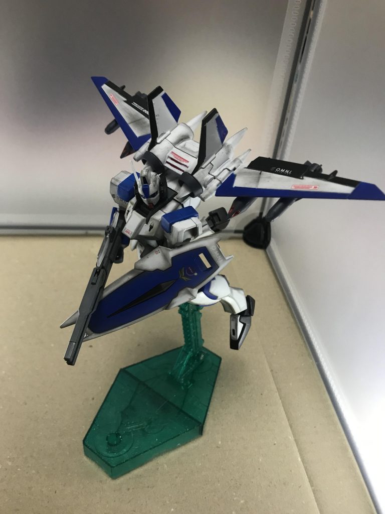 ビームライフルだけ量産機っぽくて気に入らなかったので、適当にジャンクから拝借。アリオスのビームマシンガンパクってきました。