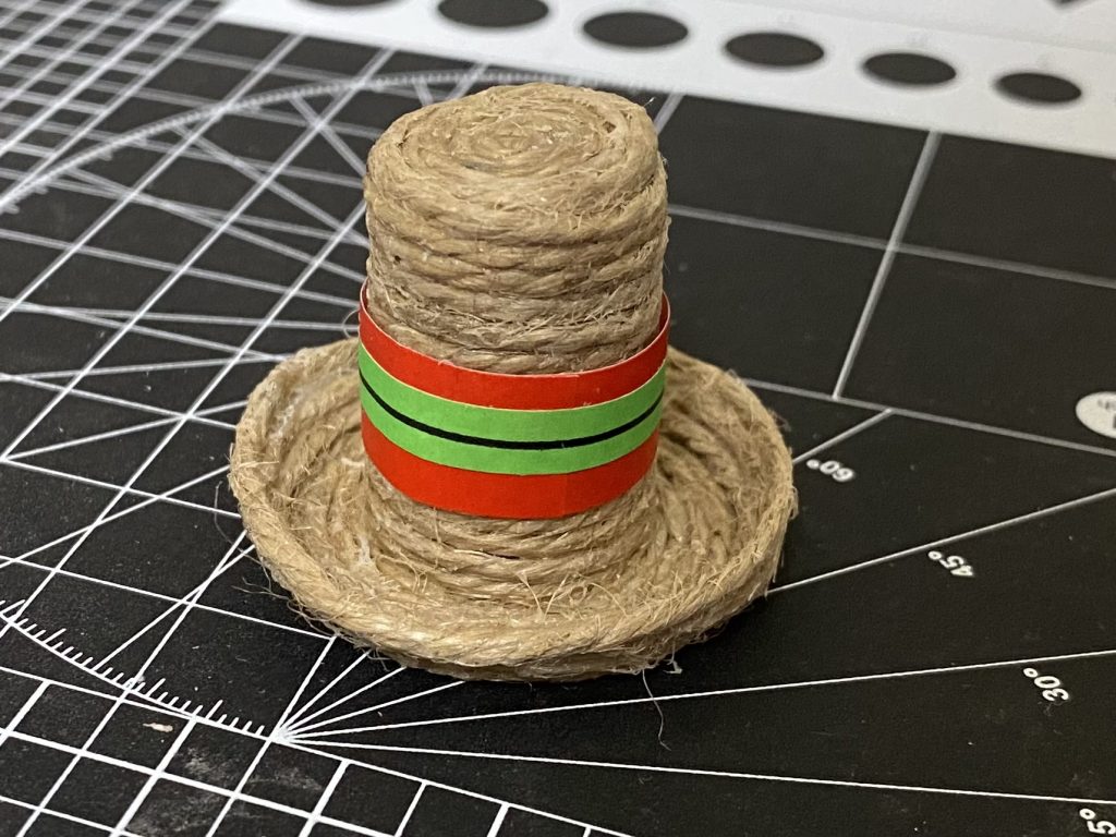 おまけとして作成したソンブレロ当初ジオラマは固定式で制作の予定はなかったのですが、閲覧者からの要望により、急遽作成しました。百均で売っていた麻ひもで、ドールサイズの麦わら帽子を参考に作りました。