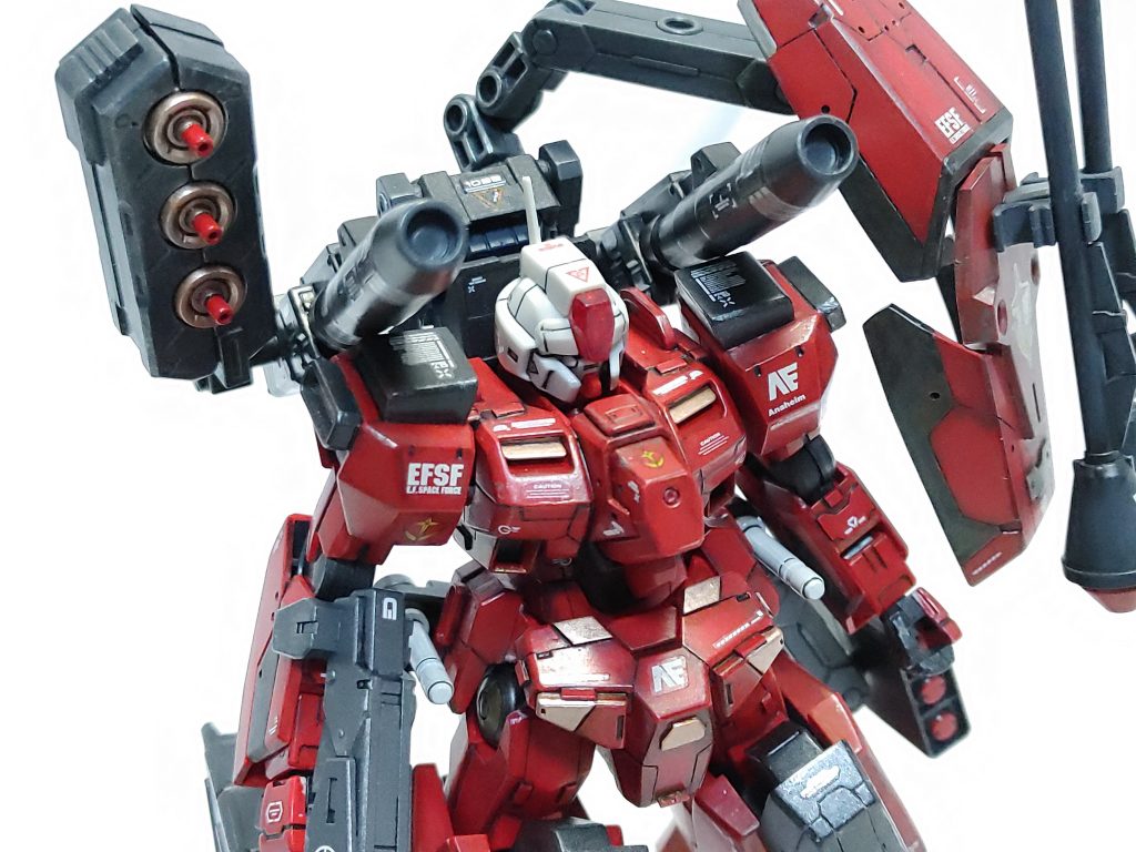 スジボリやプラ板で基本的なディテールを追加。塗装は筆で全塗装しています。ヘッドパーツはアンテナ位置を変更してガンダムでありながらも、別機体の雰囲気を出してみました。