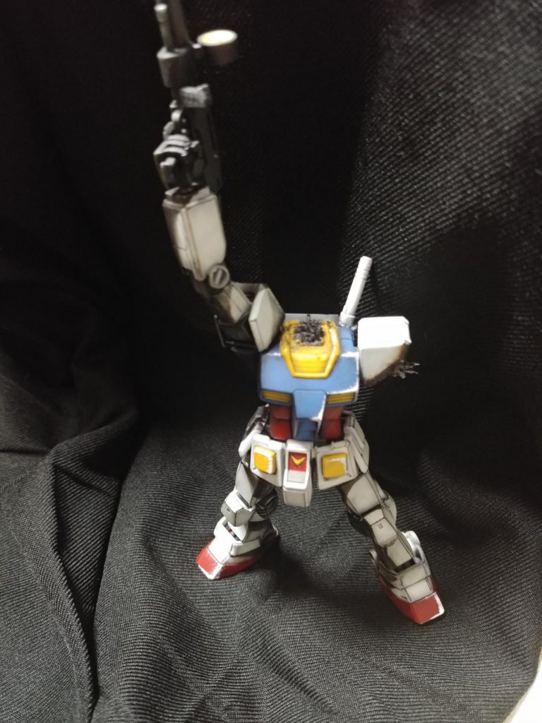 ハイライトとエッジラインを入れてアニメっぽくなればいいなと思いながら…ガンダムの完成。あとは背面のジオラマを作成してエフェクトつけてって感じです。