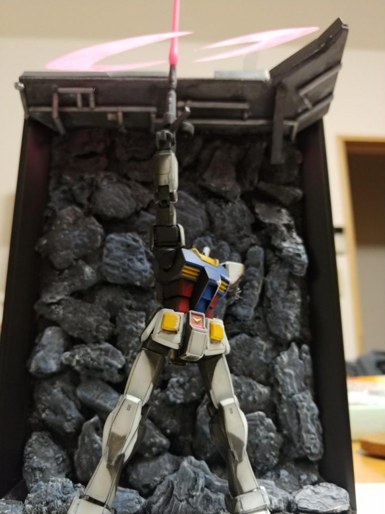 下からのショット。建物は底面に要らないランナーを使用してパイプを作ってみました。