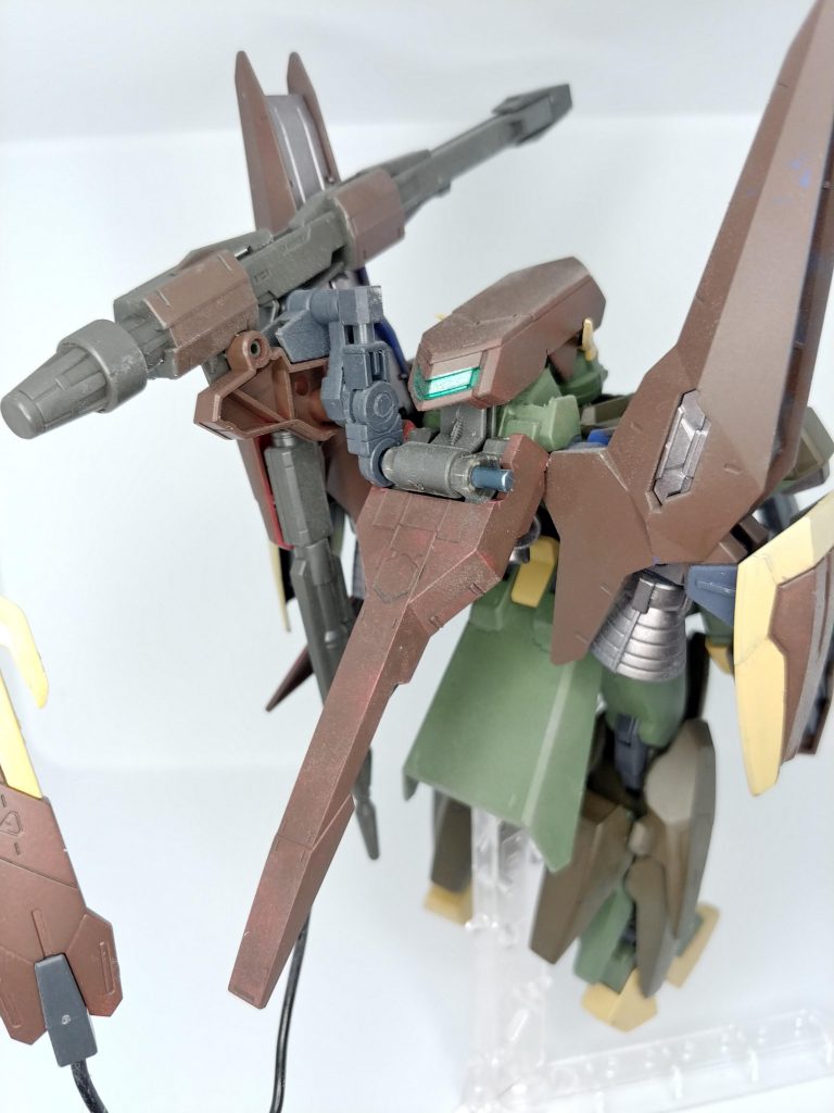 特殊機能1ダイスレイヴ立射機構「デュアルショックアブソーバー」MS本体とダインスレイヴの間に2重関節を備えた機構。反動の軽減と発射仰角の増加の役割がある。