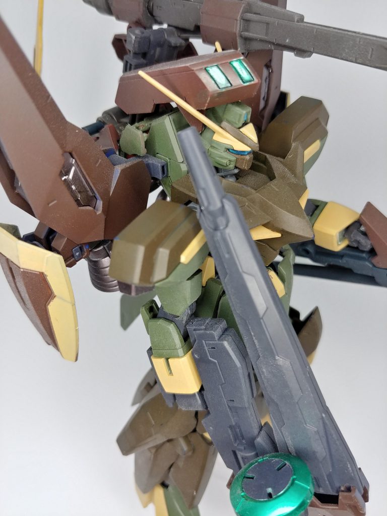 特殊機能2高精度全方位予測センサー「マクスウェルの瞳」機体頭部付近へ展開するセンサーとコンピューターの集合体。観測範囲でロックオンした対象の動きを学習し続け、次の行動を予測しモニターに表示するシステム。観測時間が長ければ長いほど精度が高まり、機体の射撃精度を向上させていく。