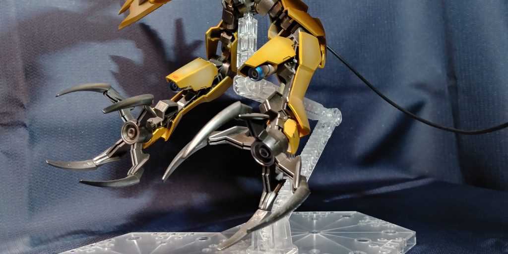 爪部分はメタル系塗料で擦れ具合を出せるようグラデーション塗装も取り入れました。