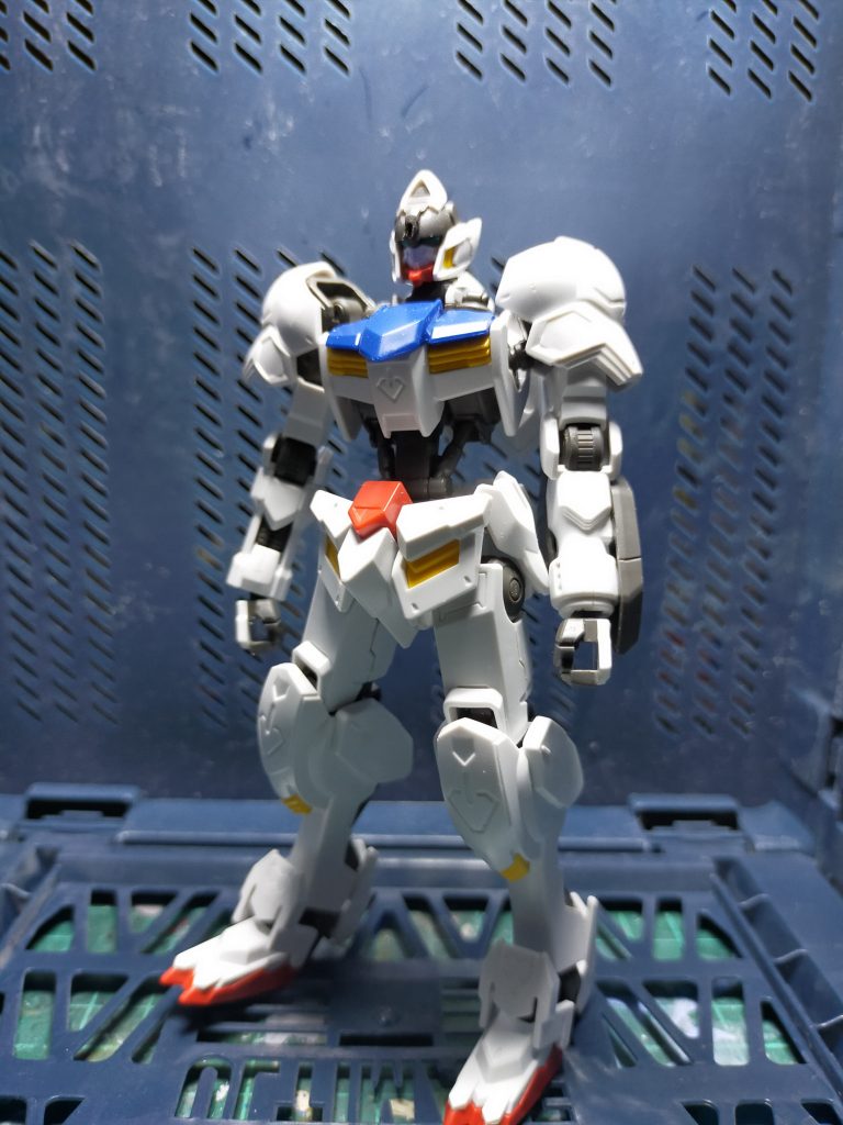 作成前の一枚。特徴的な頭部の角は紛失してしまっている状態でした。塗装はすべて筆塗。フレームは水性ホビーカラーの焼鉄色。武装類は水性ホビーのメタルブラックアーマー部分は下地にタミヤラッカーセミブラックの上に水性ホビーカラーのグランプリホワイト。タミヤアクリルのフラットレッドとフラットブルーを使用。スミ入れとウェザリングはクレオスのウエザリングカラーを使用。ウェザリングカラーブラック・シェイドブランを塗ったり拭き取ったりを繰り返しています。今回はウエザリングカラーを塗布前に全身に180番の紙やすりをかけて細かい傷を作っています。ウエザリングの後にドライブラシ。本体のアーマーには焼鉄色。ライフルやナイフにはタミヤエナメル塗料のクロームシルバーを使用しています。水転写デカールを張ってトップコートは半光沢を使用しました。