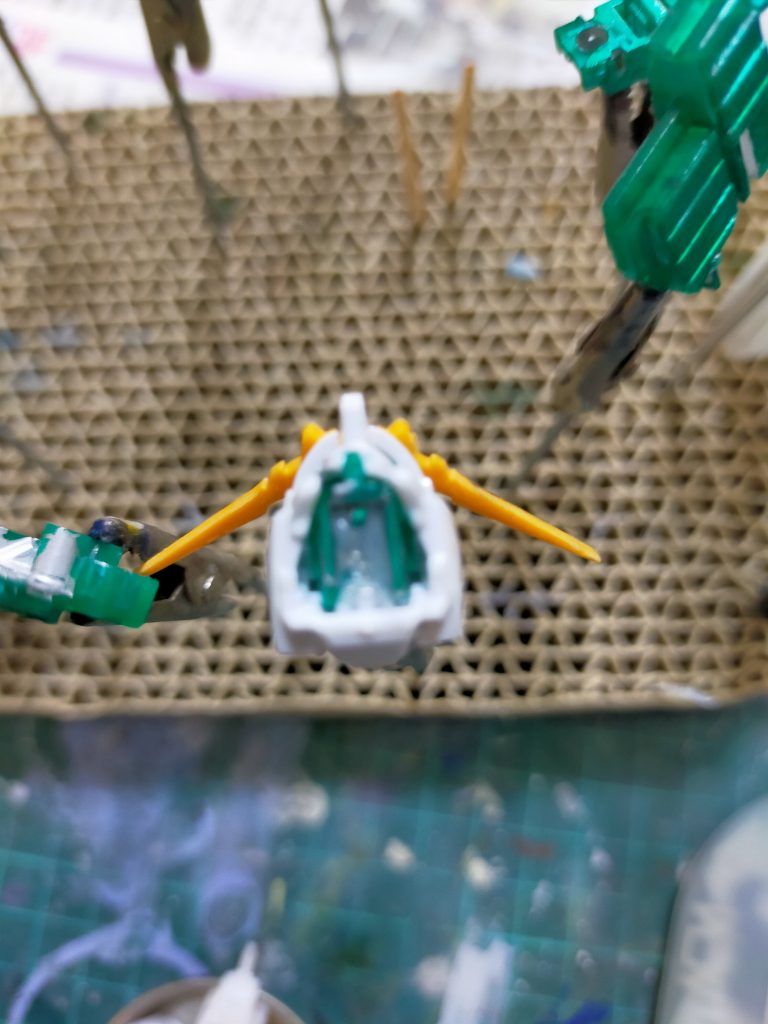 ピンぼけしてますが、ユニコーンと言えば関節部分がユルユル。特に首の部分は首が座らない子供みたいにグラグラ。そこで他のモデラーさんを参考に木工用ボンベを流し込んで3日程乾燥。