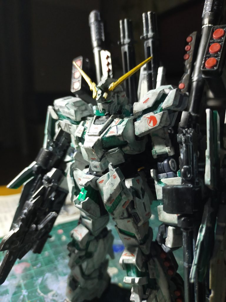 この機体、実は1回、右肩の関節部分が折れ、胸の下のパーツが無くなり、残っていたパーツで完成までこぎつけたのですが、納得いかずパーツのみを注文して完成する事ができました。武器が大きくて重たい事もあるかと思いますが、ほんと関節のポロリで多くて撮影時には泣きそうでした。