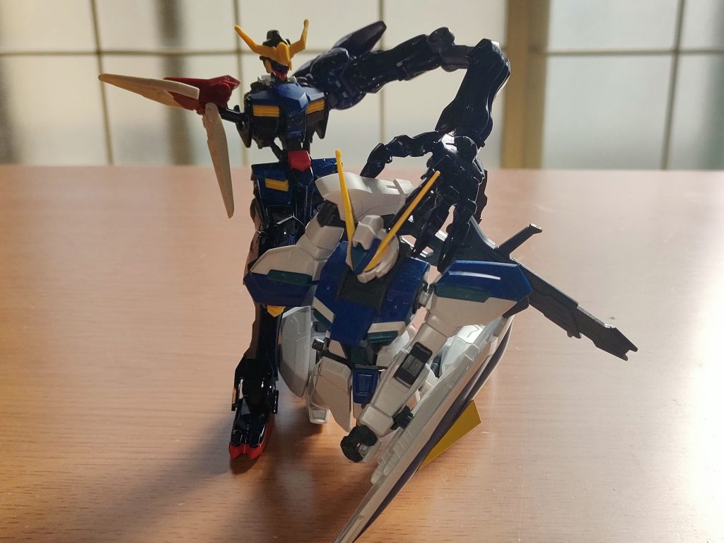 敵機強奪。どんな装甲で守られようがガンダムフレームの膂力では関節は耐えられない。インナーフレームを無理矢理引き千切る。