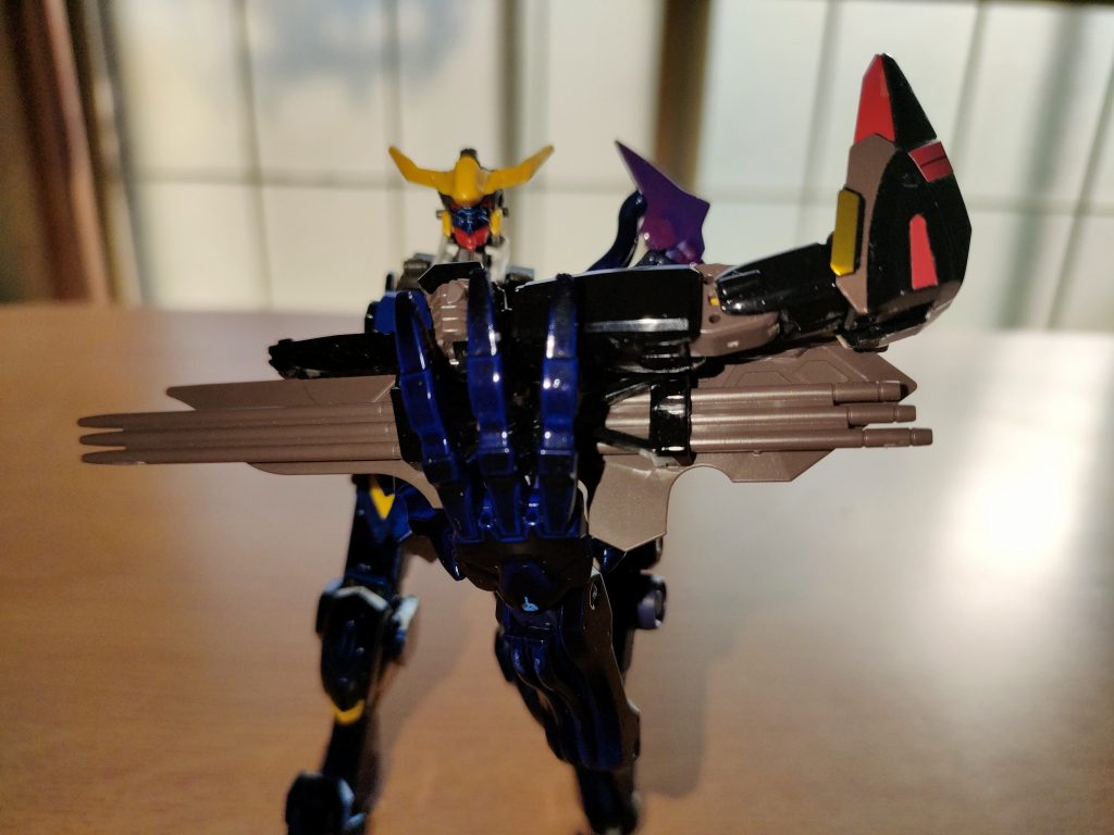 ゼルトザームに強奪設定のトリケロスを立ったまま保持に手間掛かりました。出来るだけ胴体に引き寄せればツインアイとツーショット。