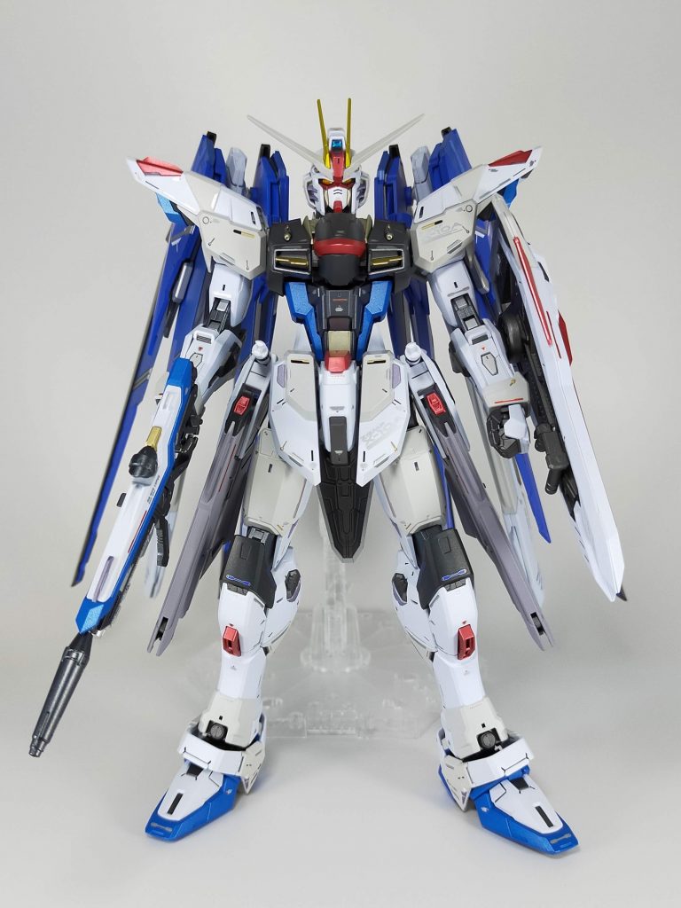 振り返ると何故今まで作らなかったのかが謎なくらい超良質なキットでした。この勢いで相方ジャスティスに取り掛かりたいところですが…世間ではプレミア価格になってしまっているので、12月の再販を待ちたいと思います！（買えるかな…）■カラーレシピ・フレーム：サーフェイサーEVOガンメタ・外装ホワイト：パールコールドホワイト＋ミリオンブルー少々・外装ライトグレー：ニュートラルグレーI＋II・外装ブルー：GXメタルブルー＋コバルトバイオレット少々・ウイング：コバルトバイオレット・外装ブラック：ミッドナイトブルー＋GXメタルブラック少々・外装ブラック（一部）：GXメタルブラック・外装レッド：GXメタルレッド・襟回りなど：シャンパンゴールド・アンテナ：スターブライトブラス・ツインアイ：スターブライトゴールド・部分塗装（エナメル）：チタンゴールド、クロームシルバー、パープル・トップコート：EXセミグロスクリアープレミアム