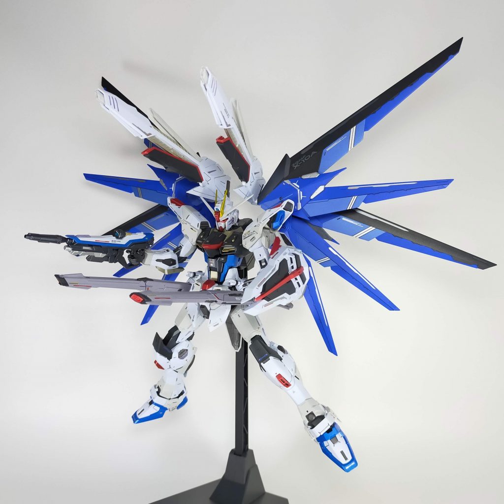 で、フリーダムと言えばコレ。みんな大好きハイマットフルバーストもしっかり決まります。欲を言えば腰のクスィフィアスレール砲は左右に広げられると最高でした。（シールドの構え方が間違ってるのには後から気付きましたｗ）