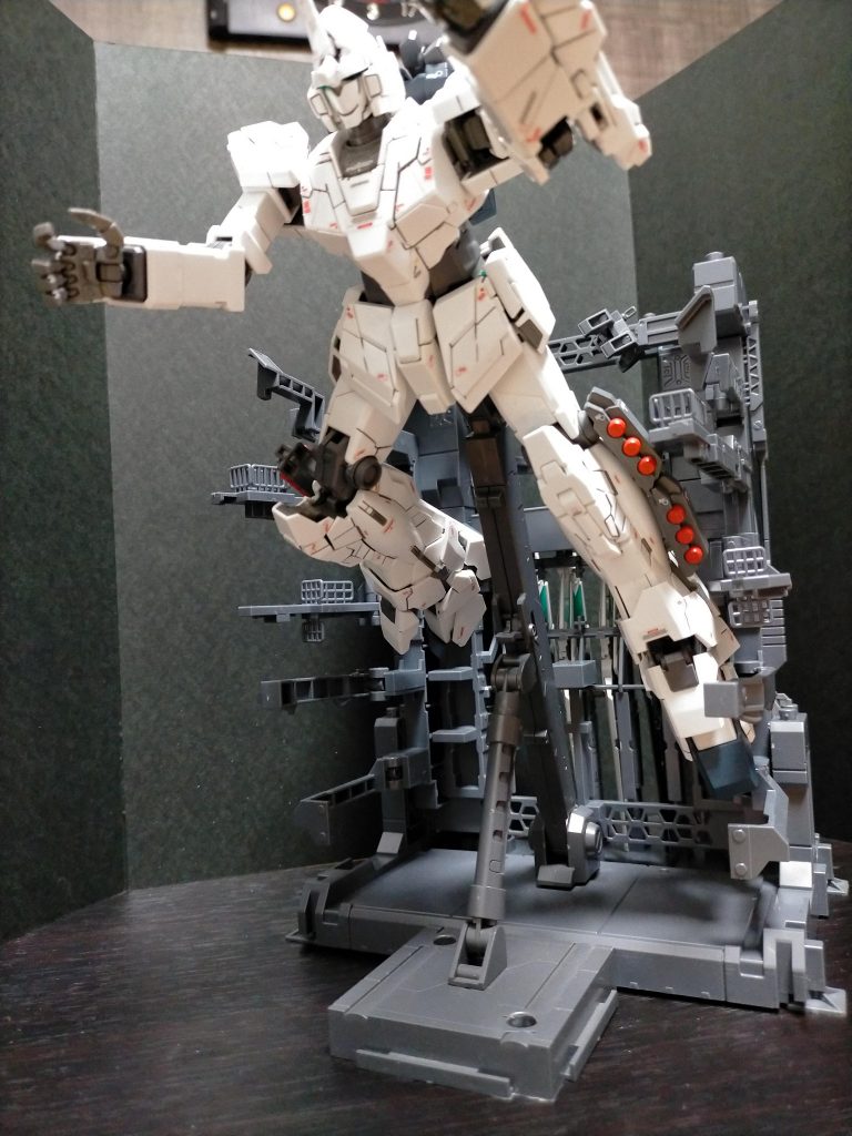 正面の作業アーム等はポリキャップ接続により可動。別売りのアクションベースと組合せる事も可能です。私事ですが、諸事情により先月後半に急遽単身赴任から帰任し、引っ越しの片付けをしたり、仕事も畑違いの事をしたりと多忙ですが、色々と落ち着いてきたので今迄よりもペースダウンするとは思いますが、ぼちぼちやっていきます！8+2/2021 