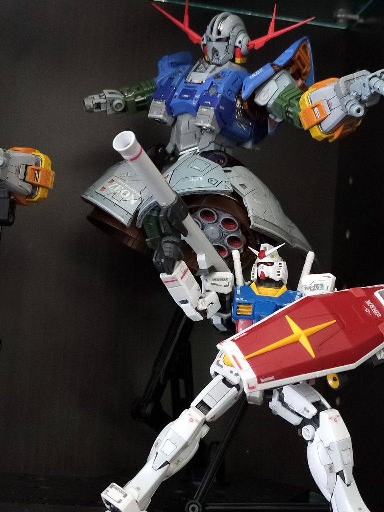 RGガンダムと並べて飾り中、有線式用の棒?でガンダムの姿勢を支え傾斜が付くようなポージングにしました。