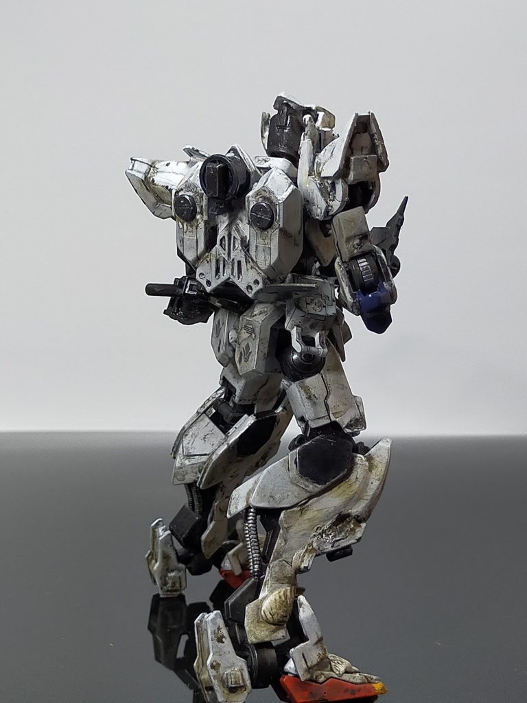 背中は少し分かりにくいですが、腰にポルタノバ用オプションウェポン1のナイフとナックルガードを装着。あとはジャンクパーツを接着してみました。