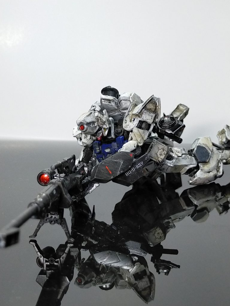 バルバトス=長物武器のイメージが強いのですが、ライフル持たせてみました。頭部は30㎜の長距離オプションアーマーの頭部をカット。接着したので頭部は可動はしません。ライフルはシエルノバ用オプションウエポンにジャンクパーツのスコープを装着しています。