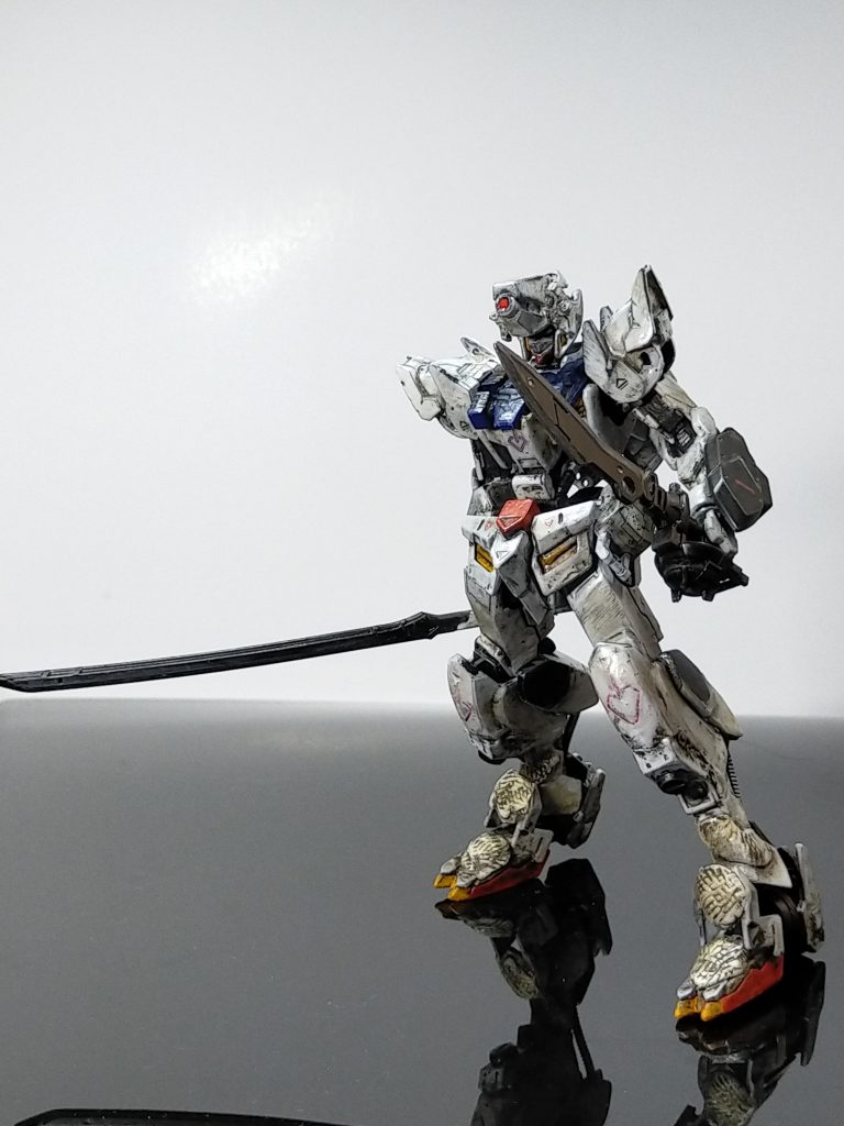 頭部・胸部・腰の両脇・ひざ下にに狙撃用オプションアーマー  肩には指揮官用オプションアーマーを装着しています