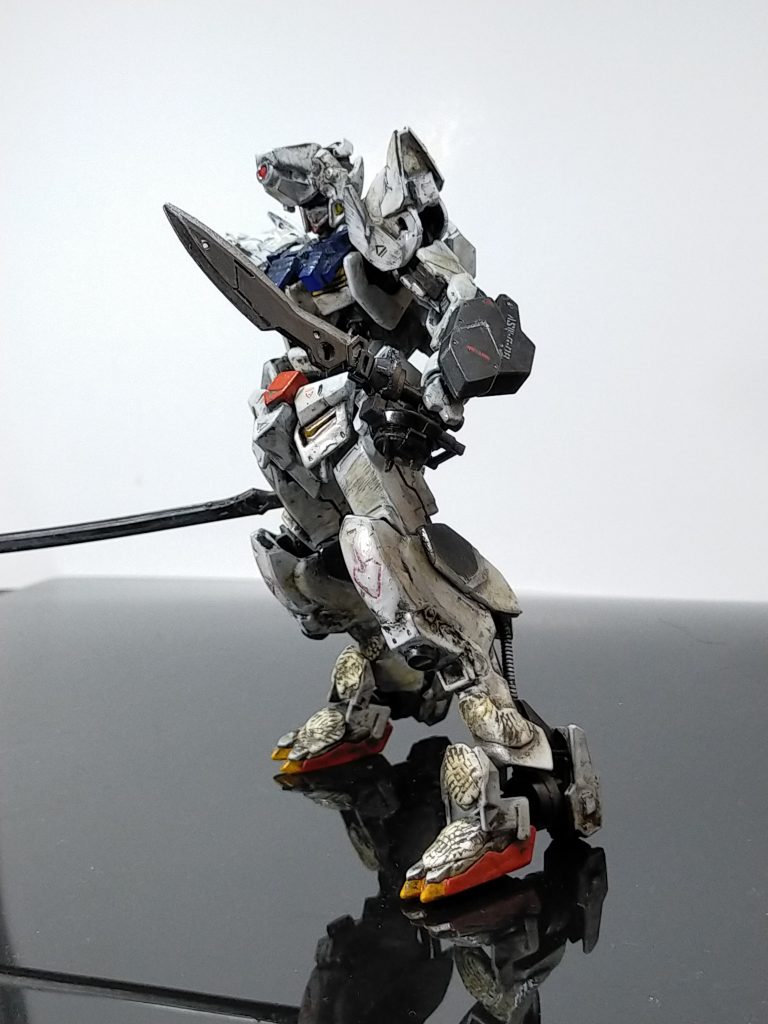 やはりバルバトスと言えばメイス。ですが、ここは刀を選択してみました。左手には腰に装着していたナイフを持っています。