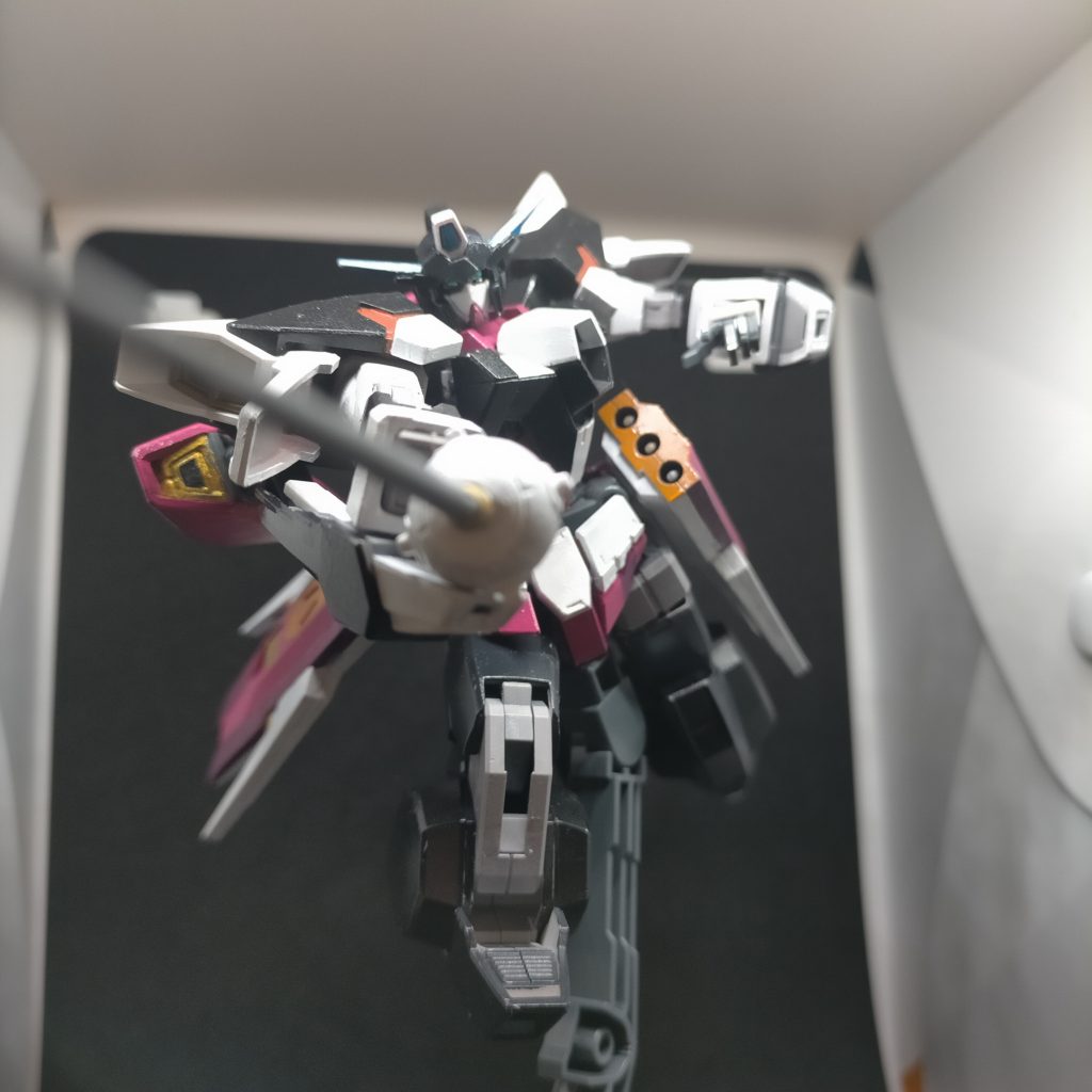 ボディと脚部は黒とジャーマングレーのツートンです。よく見ると色が黒単色ではない、という所にこだわって塗りました。筆跡が消しきれずまだまだ精進が足りませんが楽しく作れました。