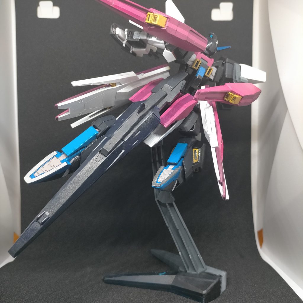 背面のトゲトゲ感もお気に入りポイントのひとつです。ガンダム以外のキャラ造形に寄せましたが、あくまでも作ったものはモビルスーツですので、しっかり戦いに赴けるよう考えました。