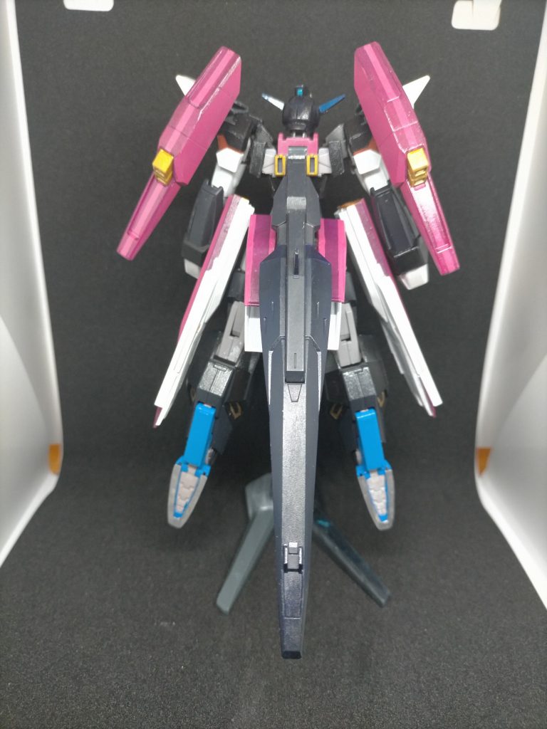 スカートの塗り分けがめっちゃ楽しかったのですが、撮影時にガシガシ動かしすぎてちょっと塗装剥げました😢足裏の穴を埋めるプラ板を蹄鉄にみたてることを思いついた自分を褒めてあげたい。