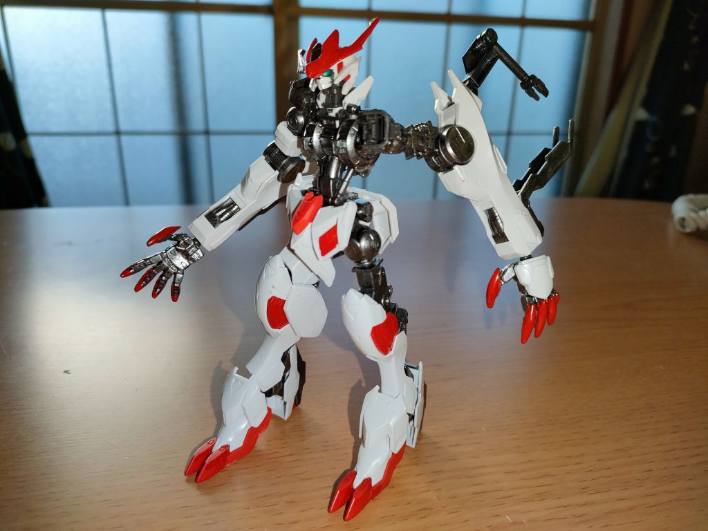 製作ストーリーで試験塗装した鉄血インナーガンメタル塗装や赤を中心にしたカラー偏重。ツインアイ塗装の練習がコレです。