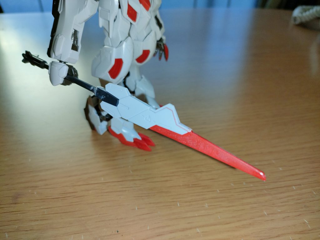 赤い剣。拵えから元はテイルブレードのようだが刀身を赤くし、メイスの柄を短縮して手持ち剣に。このままじゃ小剣のサイズなので現在長剣化を試作中。