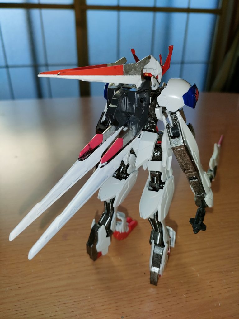 スラスターパック。1番作りに難儀した物。M1アストレイのフライトユニットを参考に元のバックパックにウイング付けて機動力強化。付けるのに適切な位置と接着に難儀した。　