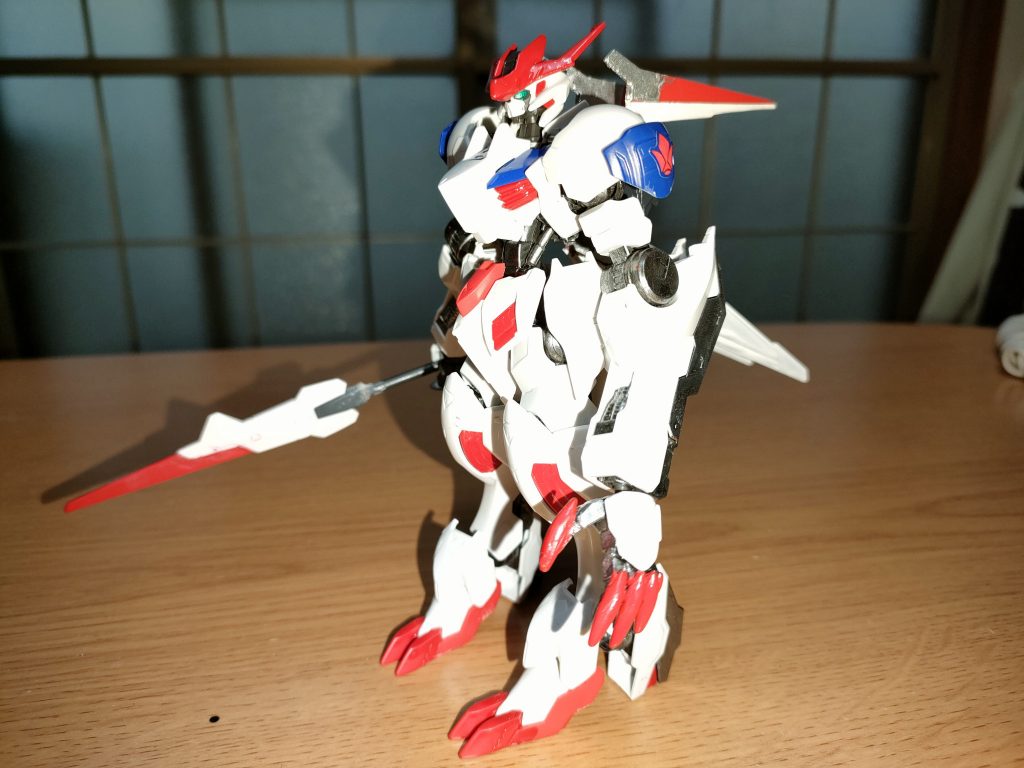 全体像。最初のバルバトスを意識しましたがやっぱりスマートには行きませんね。あと肩アーマーには第6形態で使わなかった鉄華団のマークシールを。