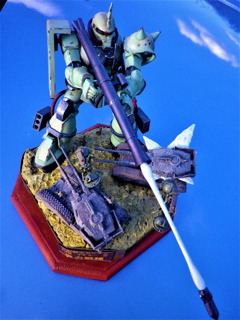 意外と小さいデコパージュの上に構成されています。バズーカの噴煙のエフェクトが秀逸です。