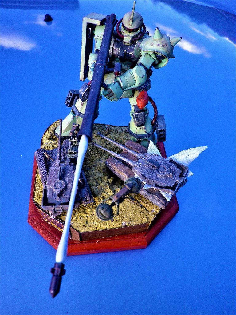 連邦軍の６１式戦車がエフェクト付きで付いているのが嬉しい！ワッパと比べるとＭＳの巨大感がハンパありません！機動戦士ガンダム　第１４話「時間よ、とまれ」でワッパでガンダムに立ち向かった。ジオン兵の勇気を称えたい！