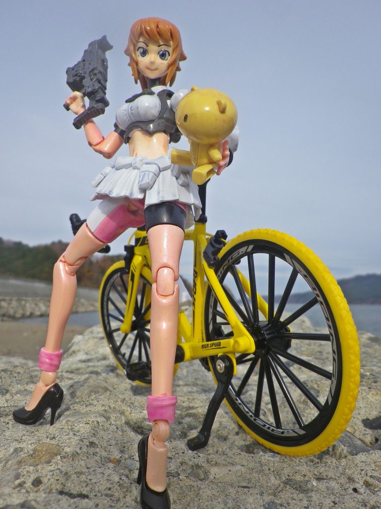 黄色のロードバイクは中華製の物で今回の物は前回マウンテンバイクよりも一回り大きく！微調整で何とかならなかったので苦肉の策で苦肉の策でチョット放して？遠近法でごまかしています（笑）