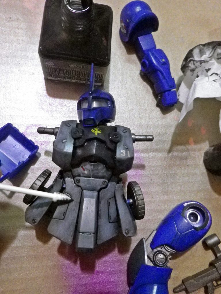 クレオスのウェザリングカラーで3段階に分けてフィルタリング!マルチブラック→グラウンドブラウン→スティンブラウンの順番で行いました。