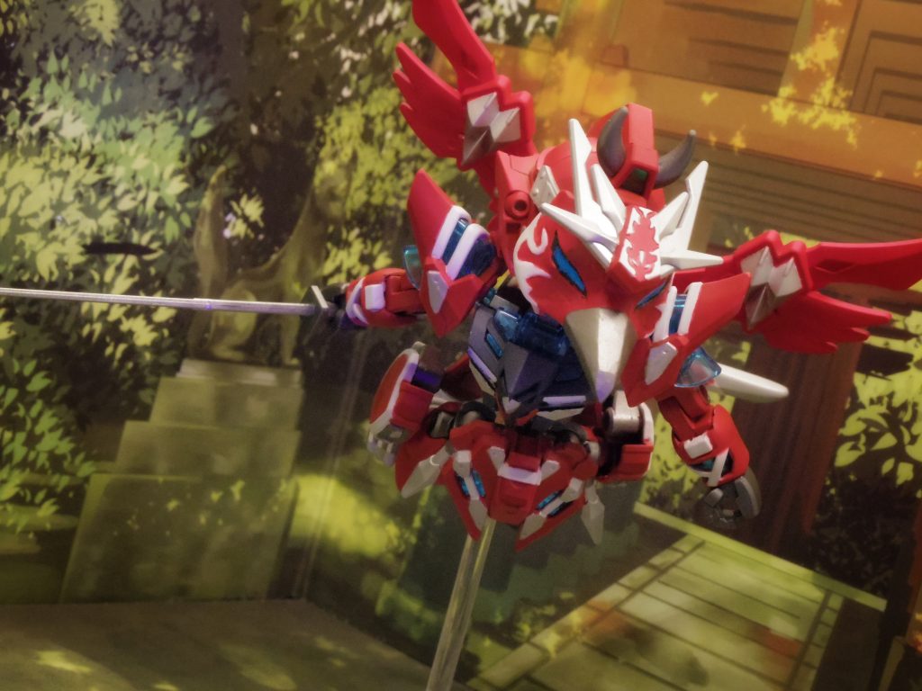 森の中にいても、真紅の身体がどうしても目立ってしまうことに、本人は気づいていない……