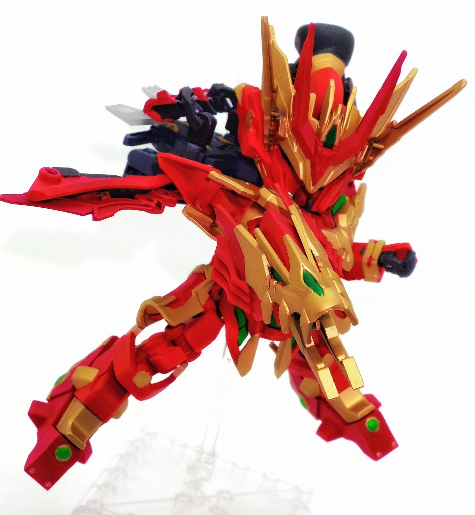 突龍角は、強力なクローとしても、敵の装甲を砕く。(トリケロスの名にちなんで、火炎放射、クロー、ビームサーベルの3つの機能を備えました。)