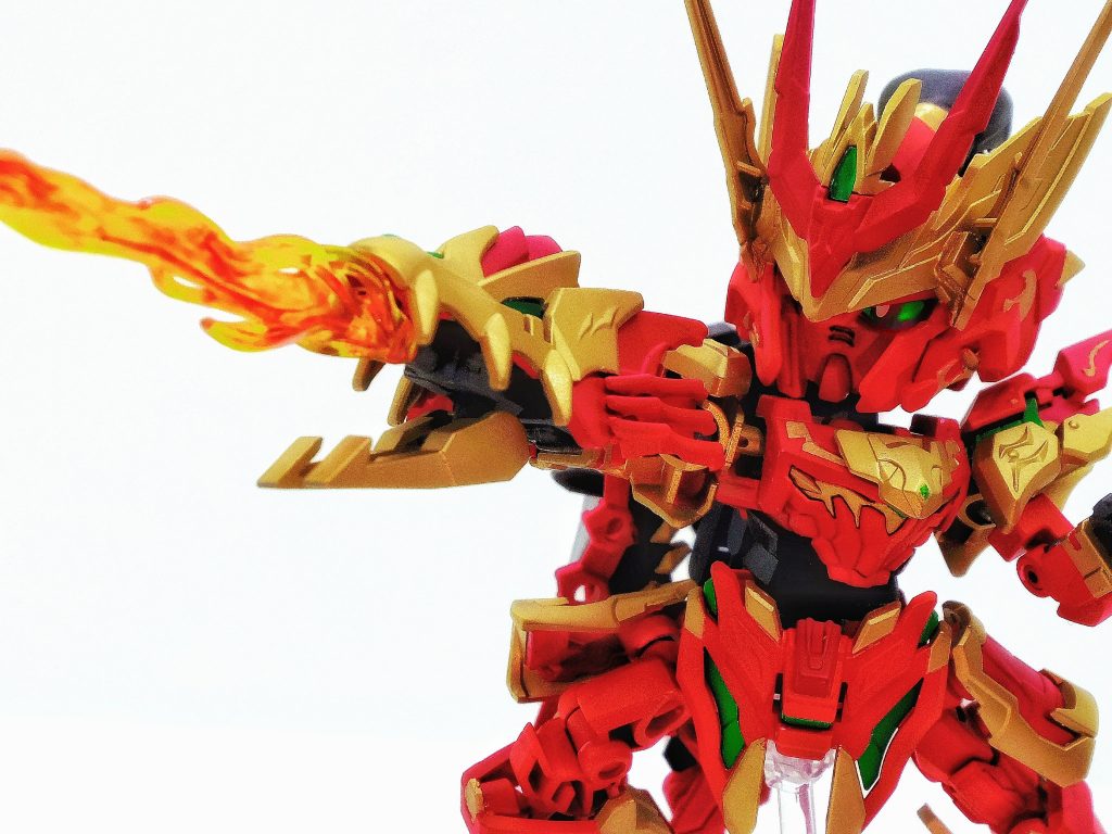 右手の装備『突龍角(トリケロス)』からは、消えない炎『火砲 三昧真火』を噴き出す。「その身が燃え尽きるまで、業火に焼かれろ」